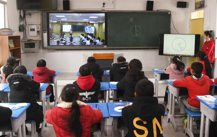 這是2019年12月12日在重慶市石柱土家族自治縣中益鄉小學拍攝的“5G雙師課堂”。