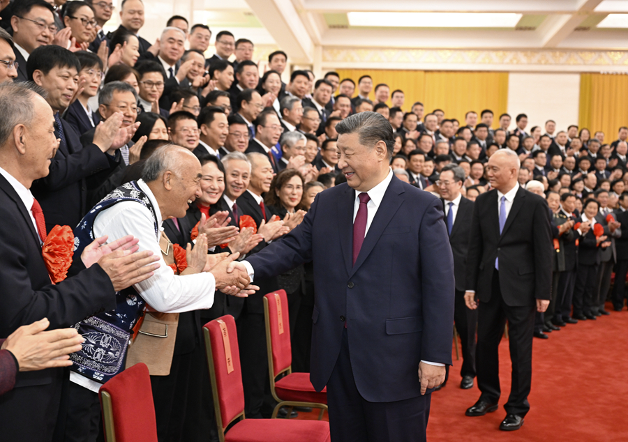 12月31日，黨和國家領導人習近平、蔡奇、丁薛祥等在北京人民大會堂接見全國離退休幹部先進集體和先進個人受表彰代表。