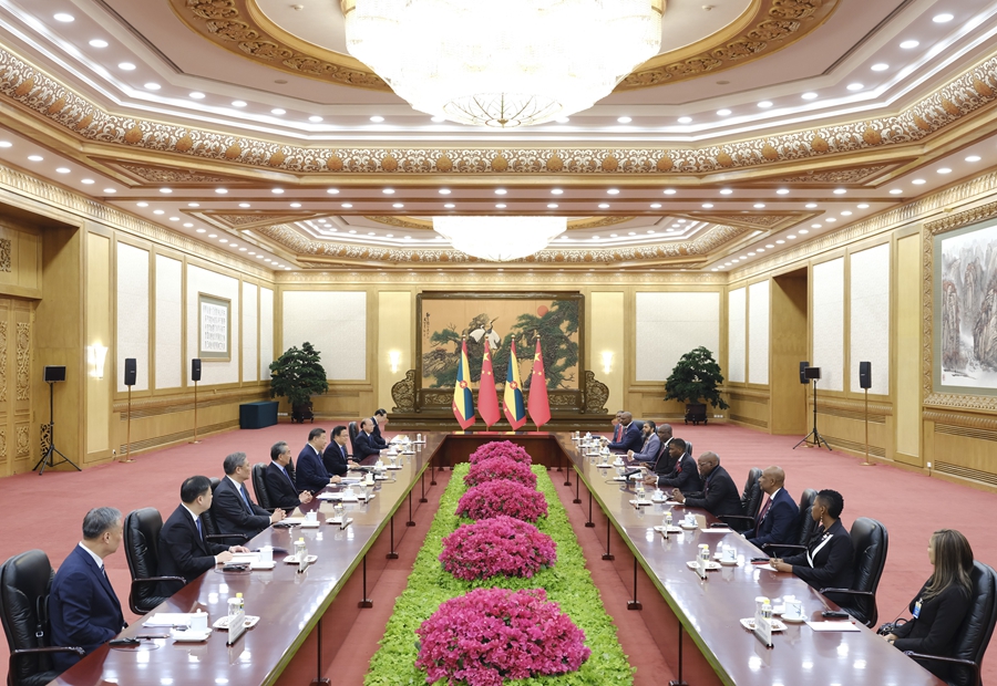 1月13日上午，國家主席習近平在北京人民大會堂會見來華進行正式訪問的格瑞那達總理米切爾。