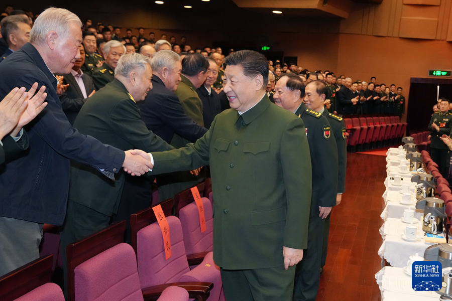 1月17日下午，中央軍委慰問駐京部隊老幹部迎新春文藝演出在北京舉行。中共中央總書記、國家主席、中央軍委主席習近平觀看演出，向在座的軍隊老同志，向全軍離退休老幹部，致以節日問候和新春祝福。