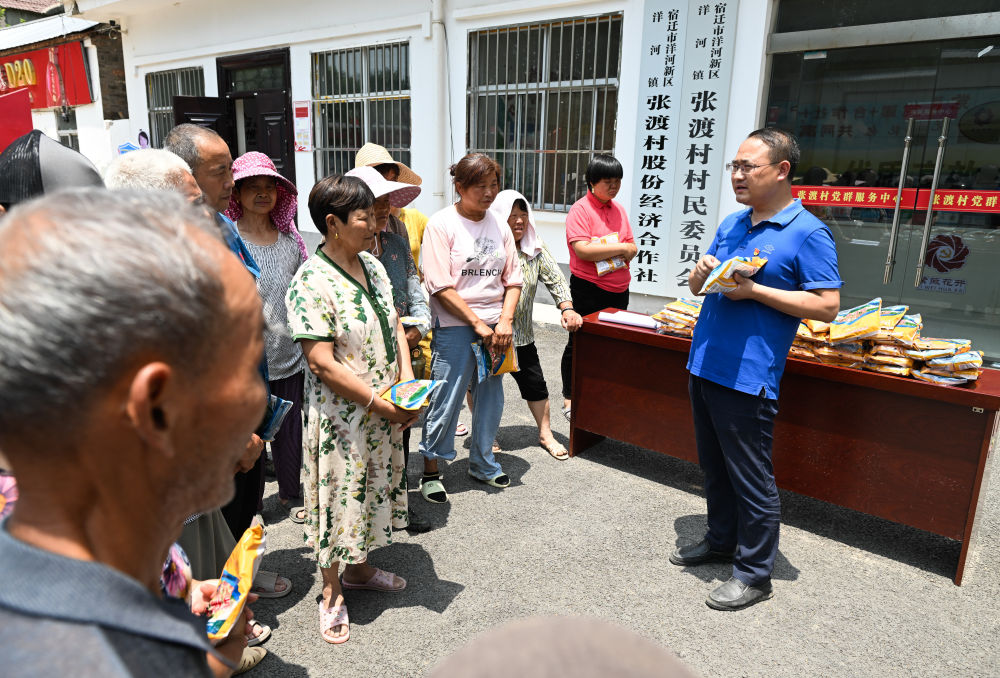 2024年6月12日，在江蘇省宿遷市洋河新區張渡村黨群服務中心，村支部書記陳磊（右一）為村民講解高粱種植知識。張渡村因地制宜，引導村民種植高粱，為當地酒廠提供原料，增加村民收入。