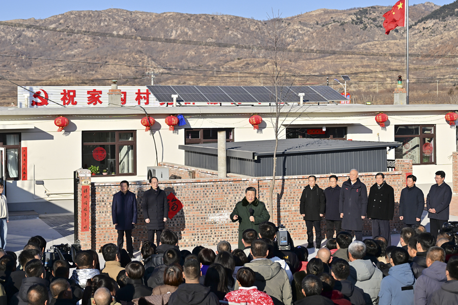 1月22日至24日，中共中央總書記、國家主席、中央軍委主席習近平冒着嚴寒來到遼寧，看望慰問基層幹部群眾。這是22日下午，習近平在葫蘆島市綏中縣明水滿族鄉祝家溝村考察時，同村民們親切交流，向大家致以誠摯慰問和新春祝福。