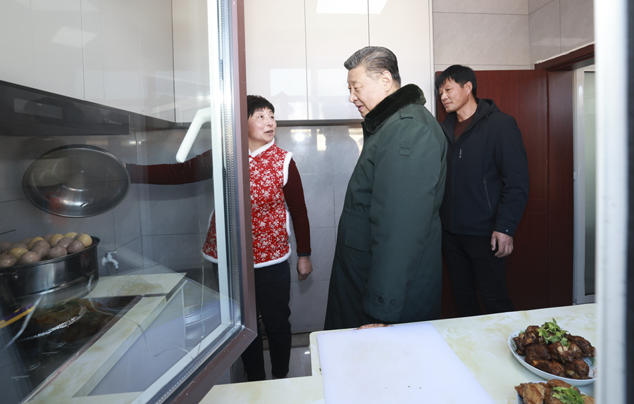 1月22日至24日，中共中央總書記、國家主席、中央軍委主席習近平冒着嚴寒來到遼寧，看望慰問基層幹部群眾。這是22日下午，習近平在葫蘆島市綏中縣明水滿族鄉祝家溝村考察時，走進村民朱西存家看望。