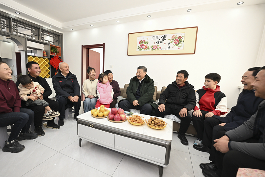 1月22日至24日，中共中央總書記、國家主席、中央軍委主席習近平冒着嚴寒來到遼寧，看望慰問基層幹部群眾。這是22日下午，習近平在葫蘆島市綏中縣明水滿族鄉祝家溝村考察時，同村民王寶維一家圍坐一起拉家常。