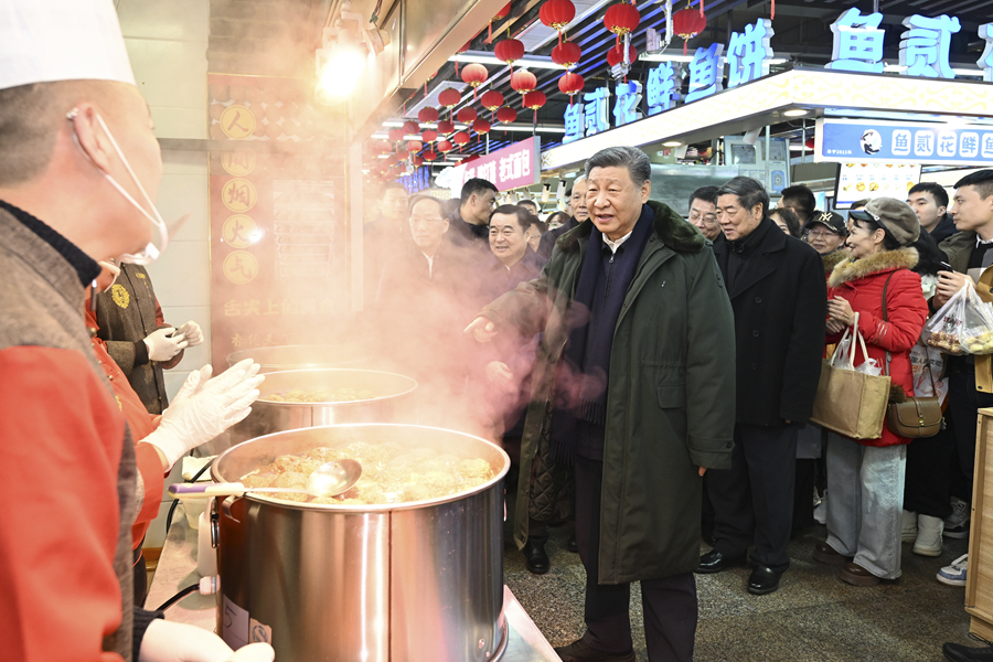 1月22日至24日，中共中央總書記、國家主席、中央軍委主席習近平冒着嚴寒來到遼寧，看望慰問基層幹部群眾。這是23日上午，習近平在瀋陽大東副食品商場考察時，同店主和顧客親切交流。