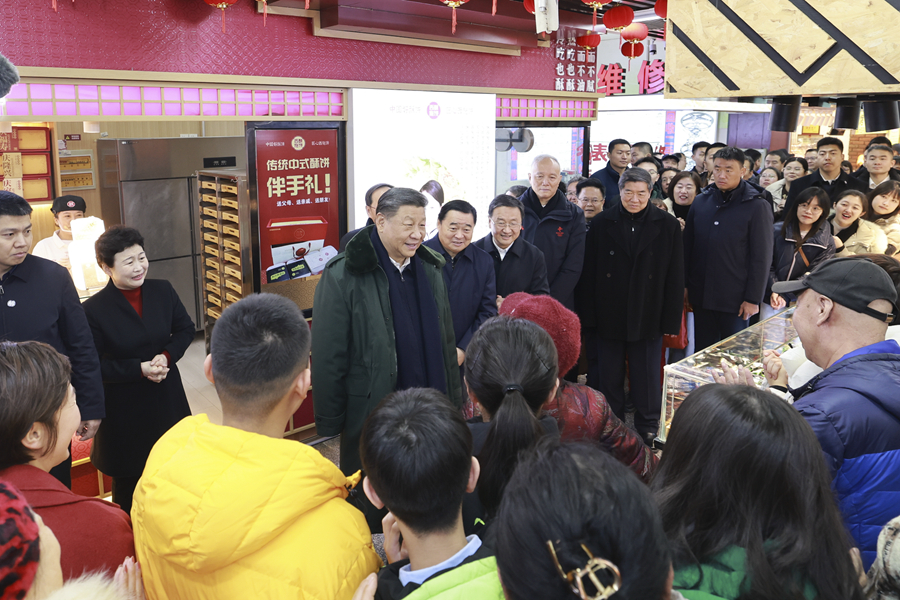 1月22日至24日，中共中央總書記、國家主席、中央軍委主席習近平冒着嚴寒來到遼寧，看望慰問基層幹部群眾。這是23日上午，習近平在瀋陽大東副食品商場考察時，同店主和顧客親切交流。