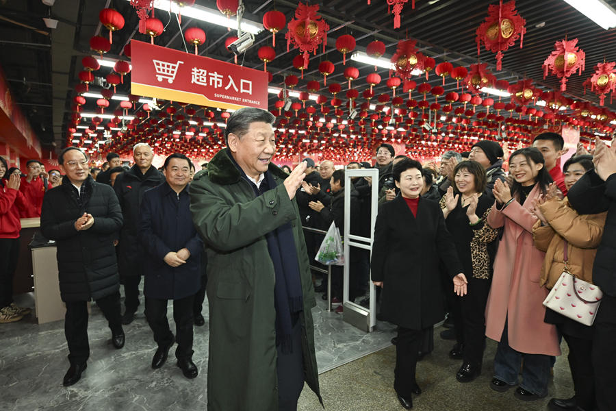 1月22日至24日，中共中央總書記、國家主席、中央軍委主席習近平冒着嚴寒來到遼寧，看望慰問基層幹部群眾。這是23日上午，習近平在瀋陽大東副食品商場考察時，同店主和顧客親切交流。