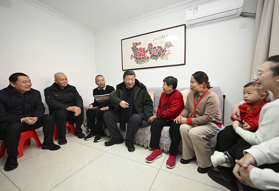 1月22日至24日，中共中央總書記、國家主席、中央軍委主席習近平冒着嚴寒來到遼寧，看望慰問基層幹部群眾。這是23日上午，習近平在瀋陽大東區長安街道長安小區考察時，走進居民郎素蘭家中看望。