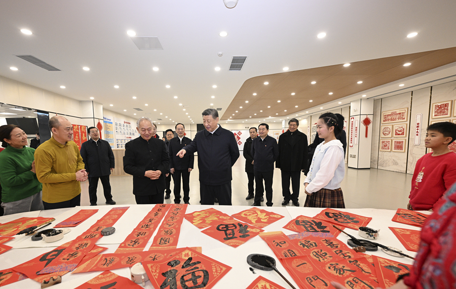 1月22日至24日，中共中央總書記、國家主席、中央軍委主席習近平冒着嚴寒來到遼寧，看望慰問基層幹部群眾。這是23日上午，習近平在瀋陽大東區長安街道長安小區社區黨群服務中心考察。