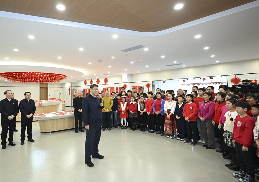 1月22日至24日，中共中央總書記、國家主席、中央軍委主席習近平冒着嚴寒來到遼寧，看望慰問基層幹部群眾。這是23日上午，習近平在瀋陽大東區長安街道長安小區社區黨群服務中心考察時，向全國各族人民和香港同胞、澳門同胞、台灣同胞、海外僑胞致以美好的新春祝福。