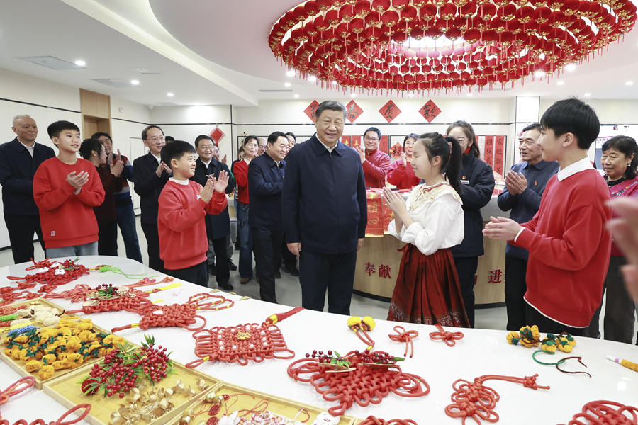 1月22日至24日，中共中央總書記、國家主席、中央軍委主席習近平冒着嚴寒來到遼寧，看望慰問基層幹部群眾。這是23日上午，習近平在瀋陽大東區長安街道長安小區社區黨群服務中心考察。