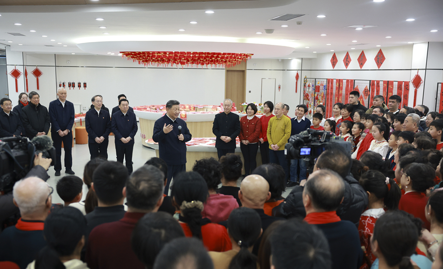 1月22日至24日，中共中央總書記、國家主席、中央軍委主席習近平冒着嚴寒來到遼寧，看望慰問基層幹部群眾。這是23日上午，習近平在瀋陽大東區長安街道長安小區社區黨群服務中心考察時，向全國各族人民和香港同胞、澳門同胞、台灣同胞、海外僑胞致以美好的新春祝福。
