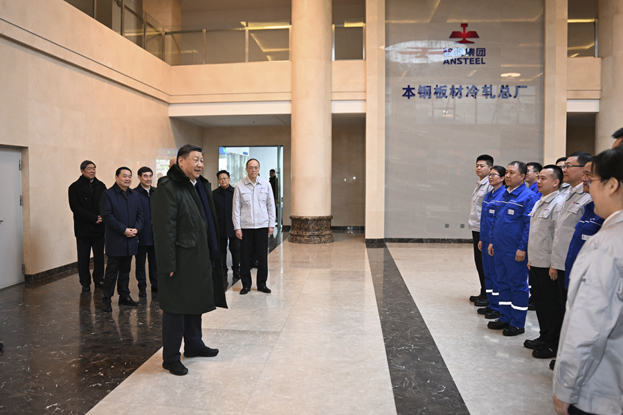1月22日至24日，中共中央總書記、國家主席、中央軍委主席習近平冒着嚴寒來到遼寧，看望慰問基層幹部群眾。這是23日下午，習近平在本溪市考察本鋼板材冷軋總廠第三冷軋廠時，親切看望勞動模範、青年技術骨幹、一線職工代表。