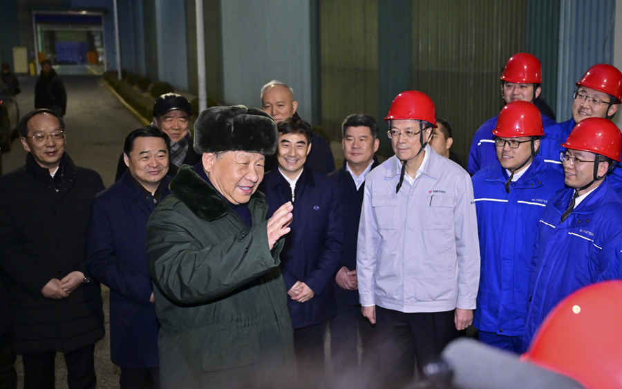 1月22日至24日，中共中央總書記、國家主席、中央軍委主席習近平冒着嚴寒來到遼寧，看望慰問基層幹部群眾。這是23日下午，習近平在本溪市考察本鋼板材冷軋總廠第三冷軋廠車間。