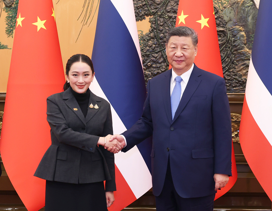 2月6日上午，國家主席習近平在北京人民大會堂會見來華進行正式訪問的泰國總理佩通坦。