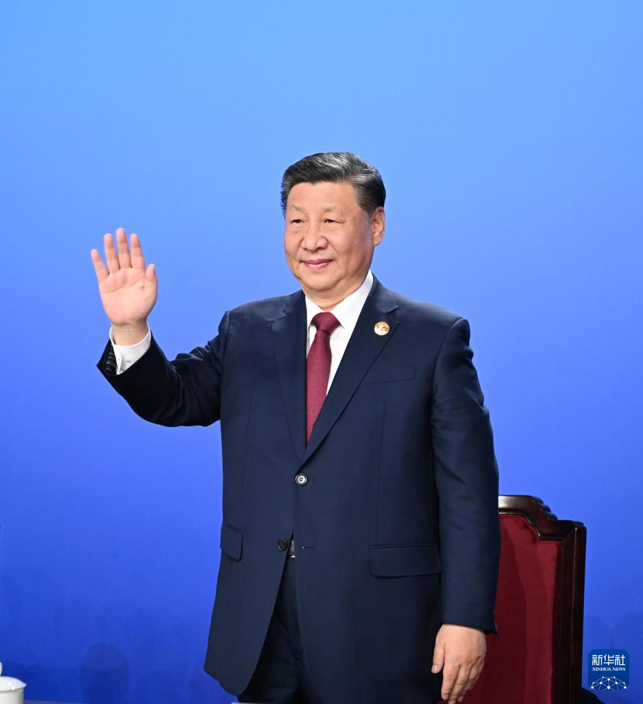 2月7日晚，第九屆亞洲冬季運動會在黑龍江省哈爾濱市隆重開幕。這是國家主席習近平在主席臺上向大家揮手致意。