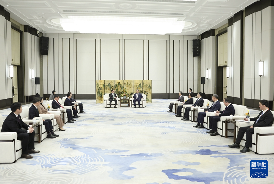 2月7日下午，國家主席習近平在哈爾濱太陽島賓館會見來華出席第九屆亞洲冬季運動會開幕式的南韓國會議長禹元植。