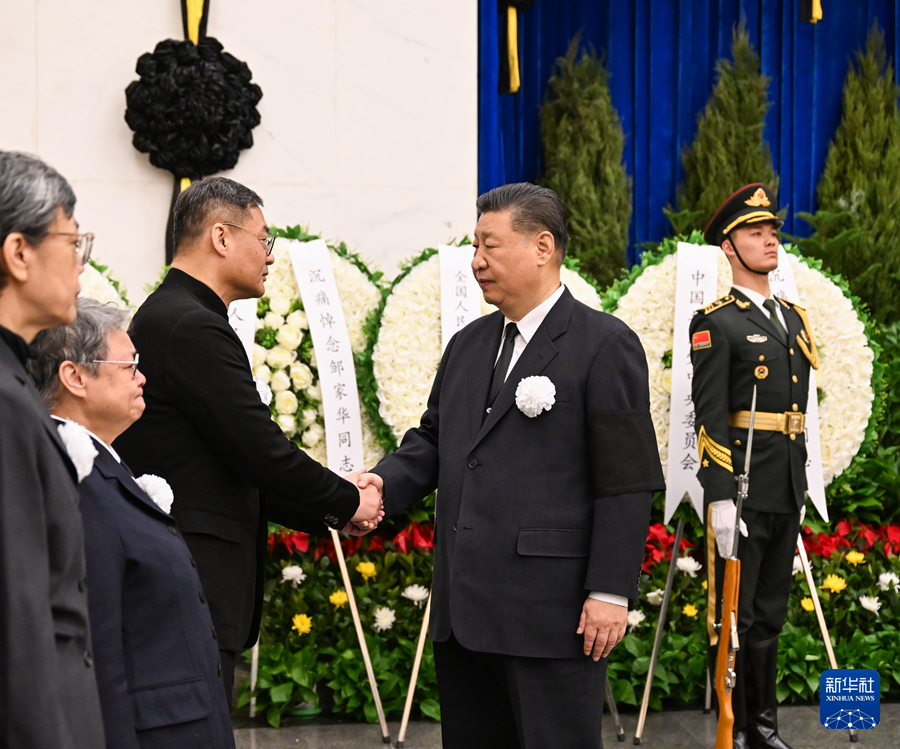 2月20日，鄒家華同志遺體在北京八寶山革命公墓火化。習近平、李強、趙樂際、王滬寧、蔡奇、丁薛祥、李希、韓正等前往八寶山送別。這是習近平與鄒家華親屬握手，表示深切慰問。