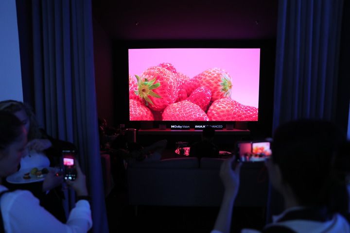 在德國柏林國際消費電子展極米科技展區，參觀者拍攝新款投影産品（2024年9月6日攝）。