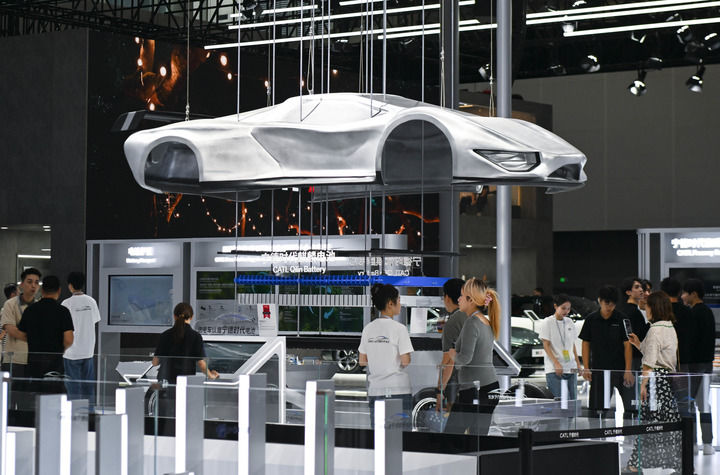 這是在第二十二屆廣州國際汽車展覽會上拍攝的寧德時代展臺（2024年11月15日攝）。