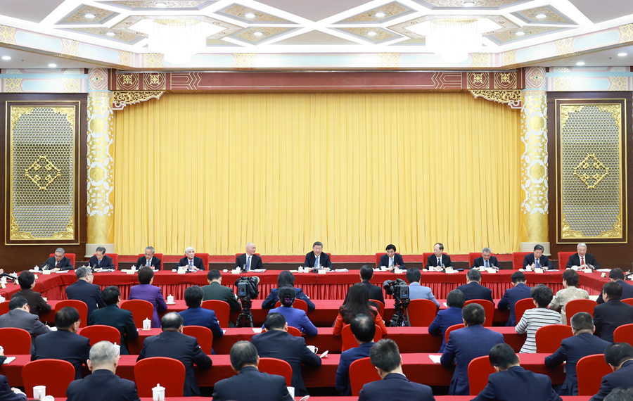 3月6日下午，中共中央總書記、國家主席、中央軍委主席習近平看望參加全國政協十四屆三次會議的民盟、民進、教育界委員，並參加聯組會，聽取意見和建議。中共中央政治局常委、全國政協主席王滬寧，中共中央政治局常委、中央辦公廳主任蔡奇參加看望和討論。