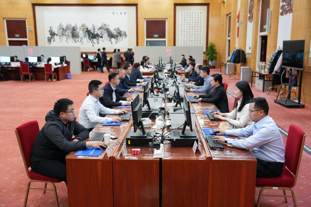 2025年3月9日，十四屆全國人大三次會議秘書處工作人員在認真工作。