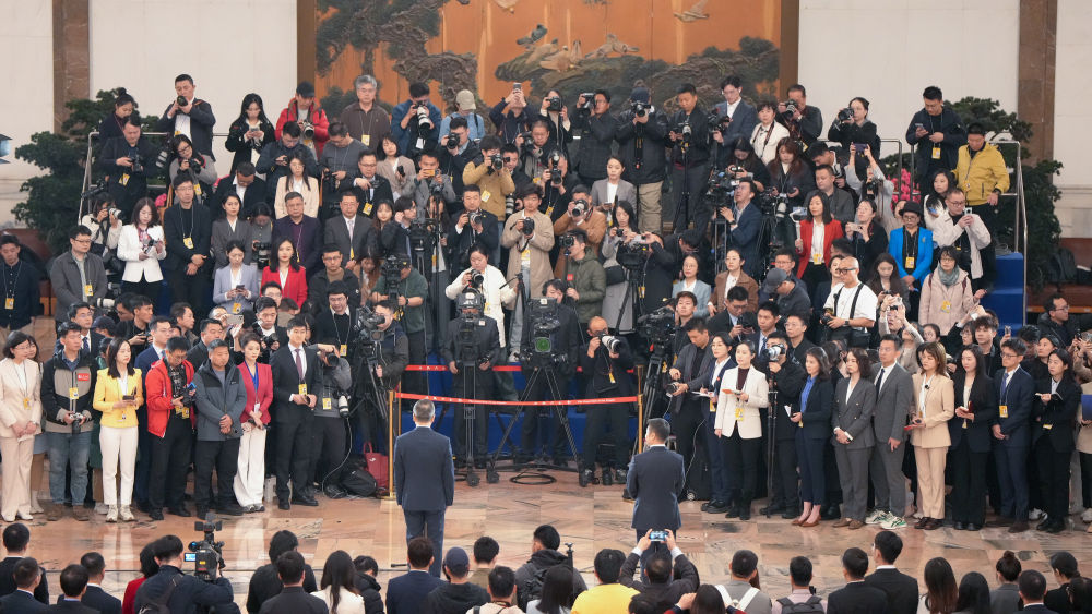 2025年3月8日，第十四屆全國人民代表大會第三次會議第二場“代表通道”集中採訪活動在北京人民大會堂舉行。
