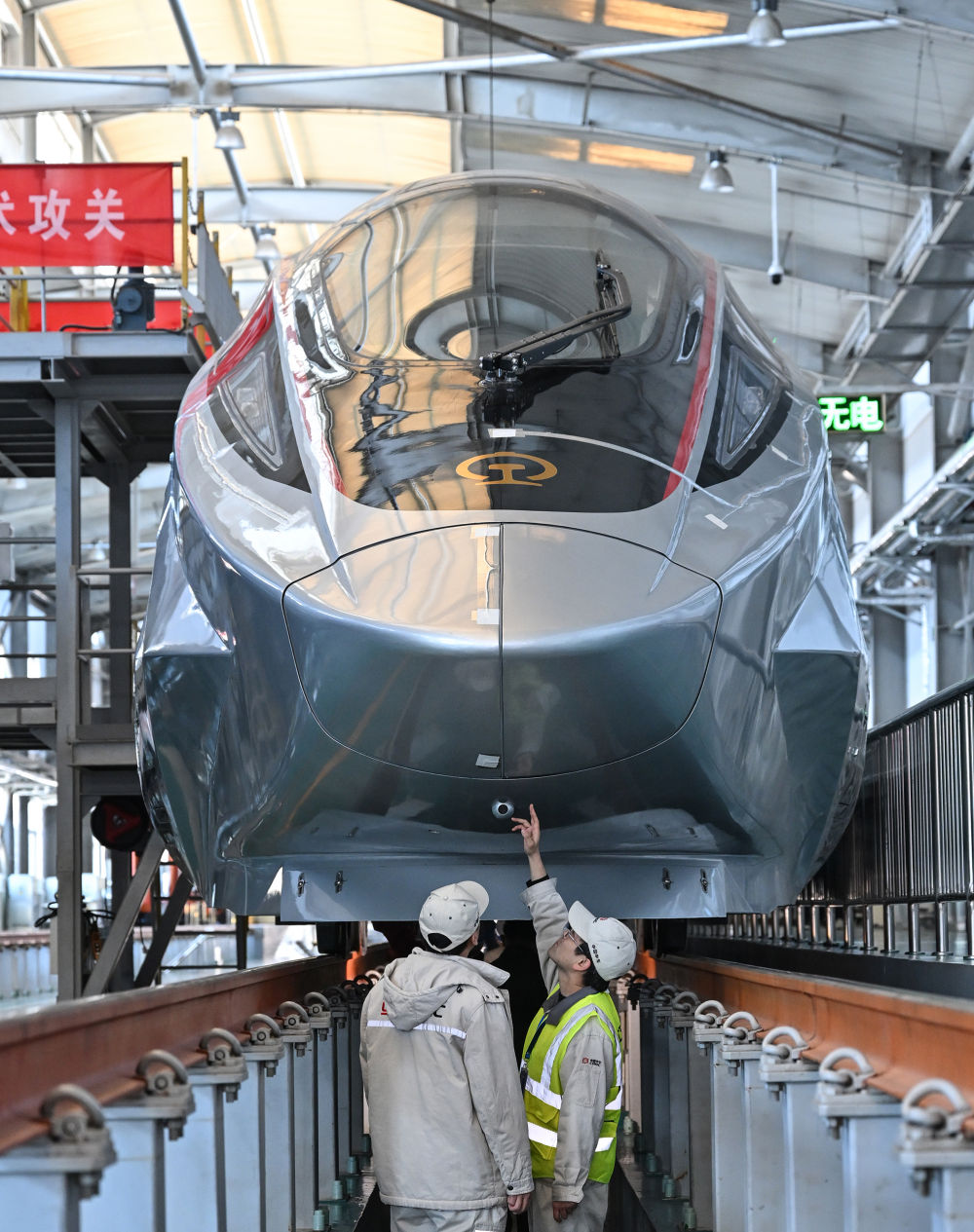 2025年2月25日，工作人員在鐵科院國家鐵道試驗中心對CR450動車組樣車進行試驗驗證。