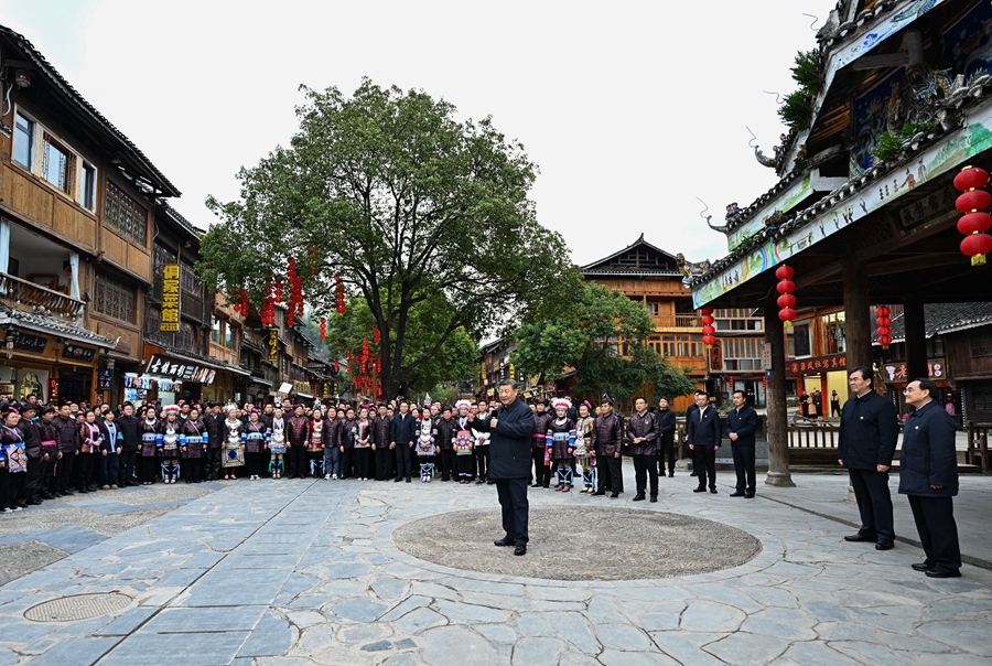 3月17日至18日，中共中央總書記、國家主席、中央軍委主席習近平在貴州考察。這是17日下午，習近平在黔東南州黎平縣肇興侗寨考察時，同村民們親切交流。