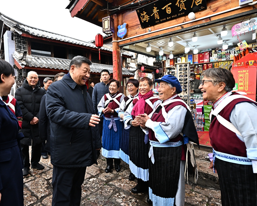 3月19日至20日，中共中央總書記、國家主席、中央軍委主席習近平在雲南考察。這是19日下午，習近平在麗江古城考察時，與當地居民親切交流。