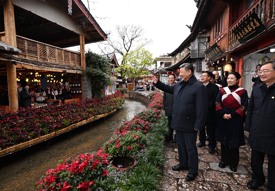 3月19日至20日，中共中央總書記、國家主席、中央軍委主席習近平在雲南考察。這是19日下午，習近平在麗江古城考察時，與居民、游客互動交流。