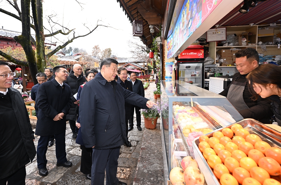 3月19日至20日，中共中央總書記、國家主席、中央軍委主席習近平在雲南考察。這是19日下午，習近平在麗江古城考察，了解商鋪經營狀況。
