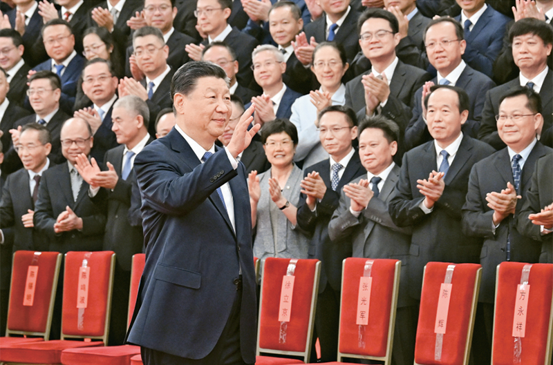 2024年9月23日，黨和國家領導人習近平、李強、趙樂際、王滬寧、蔡奇、丁薛祥、李希等在人民大會堂接見探月工程嫦娥六號任務參研參試人員代表並參觀月球樣品和探月工程成果展覽。這是習近平等接見探月工程嫦娥六號任務參研參試人員代表。