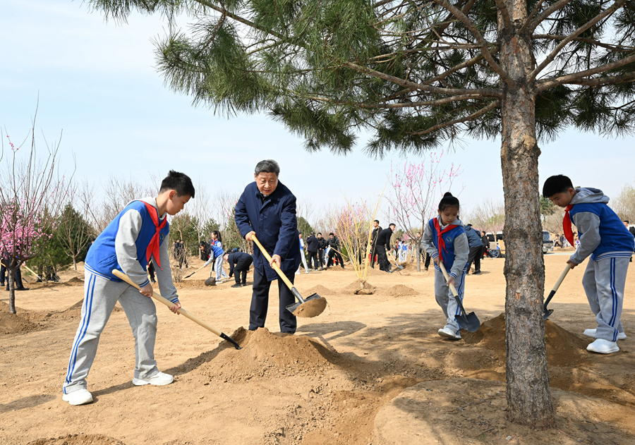 4月3日，黨和國家領導人習近平、李強、趙樂際、王滬寧、蔡奇、丁薛祥、李希、韓正等來到北京市豐台區永定河畔參加首都義務植樹活動。這是習近平同大家一起植樹。