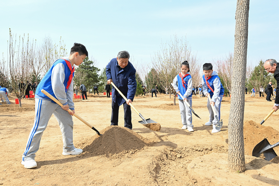 4月3日，黨和國家領導人習近平、李強、趙樂際、王滬寧、蔡奇、丁薛祥、李希、韓正等來到北京市豐台區永定河畔參加首都義務植樹活動。這是習近平同大家一起植樹。