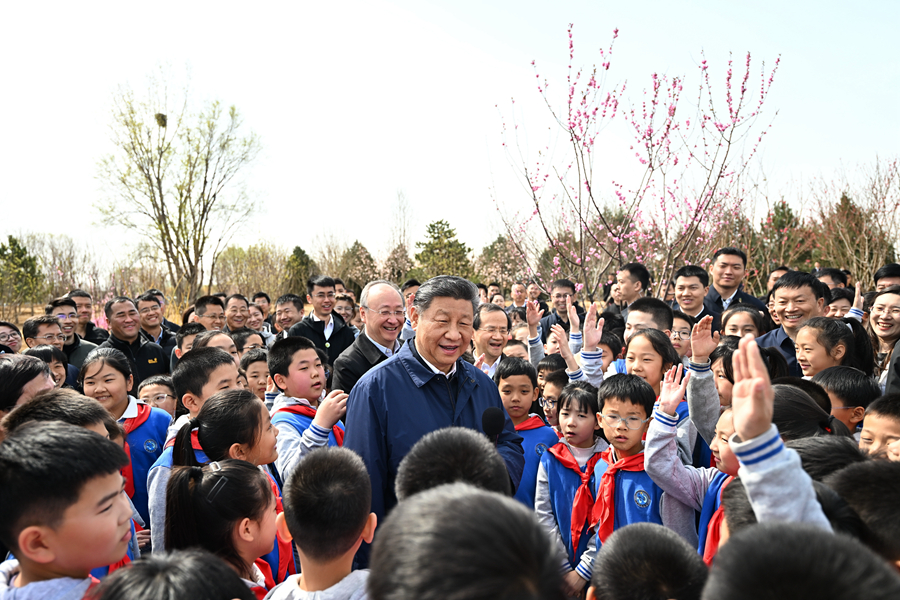 4月3日，黨和國家領導人習近平、李強、趙樂際、王滬寧、蔡奇、丁薛祥、李希、韓正等來到北京市豐台區永定河畔參加首都義務植樹活動。這是習近平同在場的幹部群眾、少先隊員親切交談。