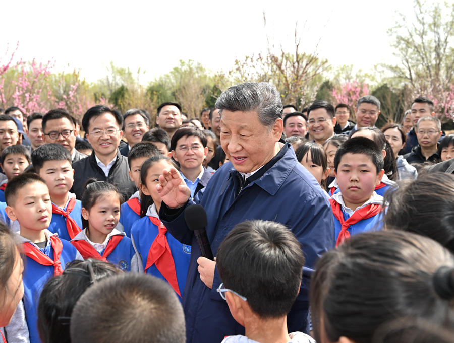4月3日，黨和國家領導人習近平、李強、趙樂際、王滬寧、蔡奇、丁薛祥、李希、韓正等來到北京市豐台區永定河畔參加首都義務植樹活動。這是習近平同在場的幹部群眾、少先隊員親切交談。