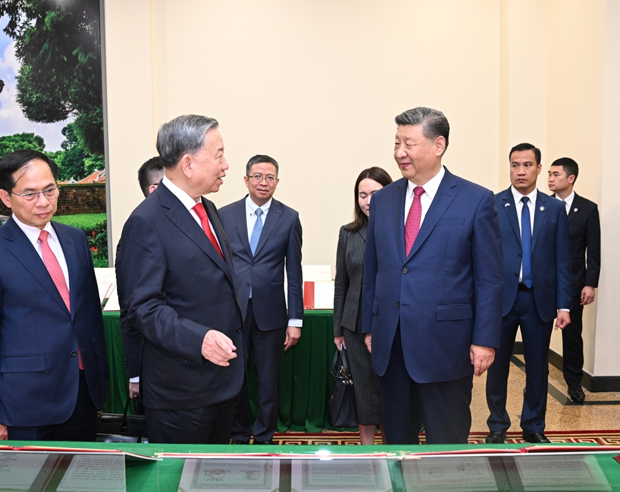 4月14日下午，中共中央總書記、國家主席習近平在越共中央駐地同越共中央總書記蘇林舉行會談。這是會談後，兩黨總書記共同見證中越雙方簽署的45份雙邊合作文本展示。