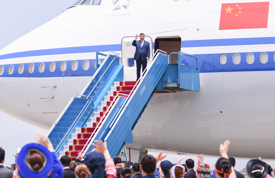 當地時間4月14日中午，中共中央總書記、國家主席習近平乘專機抵達河內，應越南共産黨中央委員會總書記蘇林、越南社會主義共和國主席梁強邀請，對越南進行國事訪問。這是習近平向歡迎人群揮手致意。