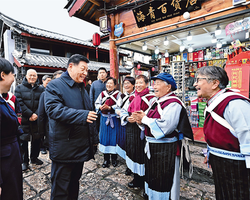 2025年3月19日至20日，中共中央總書記、國家主席、中央軍委主席習近平在雲南考察。這是19日下午，習近平在麗江古城考察時，與當地居民親切交流。