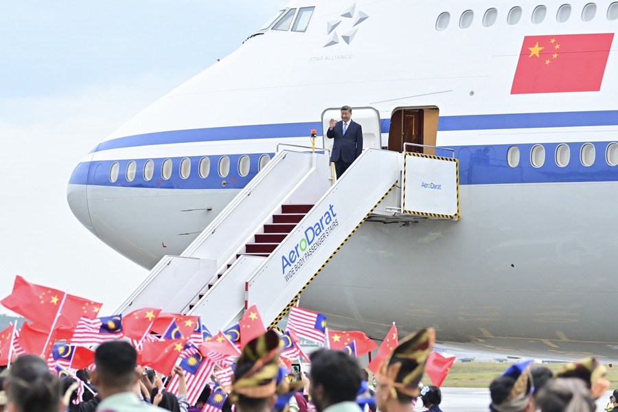 當地時間4月15日晚，國家主席習近平乘專機抵達吉隆坡，應馬來西亞最高元首易卜拉欣邀請，對馬來西亞進行國事訪問。這是習近平向歡迎人群揮手致意。