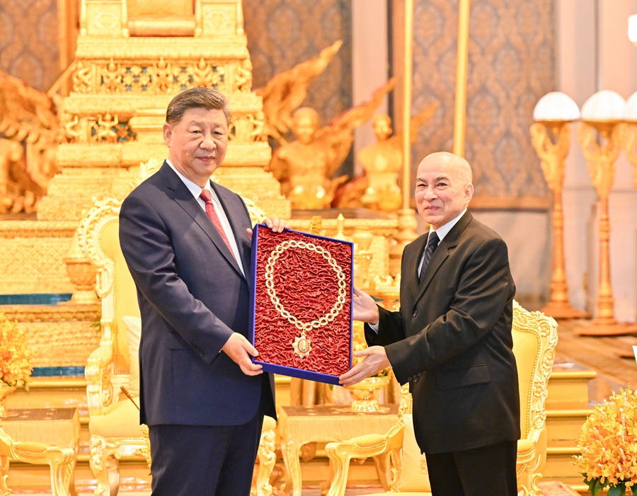 4月17日下午，柬埔寨國王西哈莫尼同中國國家主席習近平在金邊王宮舉行會見。這是西哈莫尼向習近平頒授“柬埔寨王國民族獨立大項鍊級勳章”。