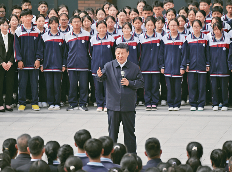 2024年6月18日至19日，中共中央總書記、國家主席、中央軍委主席習近平在青海考察。這是18日下午，習近平在果洛西寧民族中學考察時，同師生們親切交流。