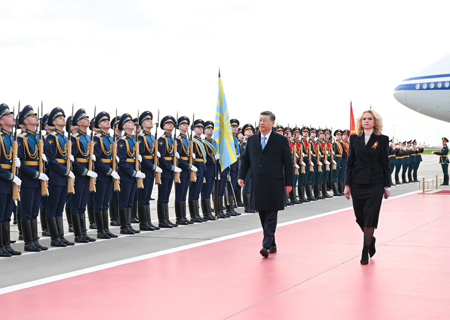 當地時間5月7日晚，國家主席習近平乘專機抵達莫斯科，應俄羅斯總統普京邀請，對俄羅斯進行國事訪問並出席紀念蘇聯偉大衛國戰爭勝利80周年慶典。俄方在機場舉行隆重迎接儀式。這是習近平檢閱儀仗隊。