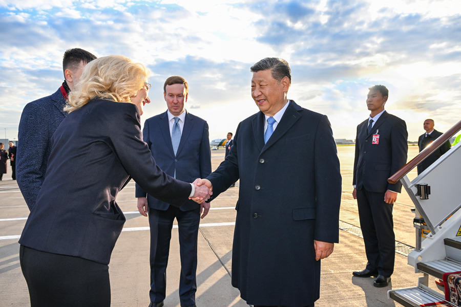 當地時間5月7日晚，國家主席習近平乘專機抵達莫斯科，應俄羅斯總統普京邀請，對俄羅斯進行國事訪問並出席紀念蘇聯偉大衛國戰爭勝利80周年慶典。習近平抵達莫斯科伏努科沃專機機場時，俄羅斯副總理戈利科娃等政府高級官員熱情迎接。