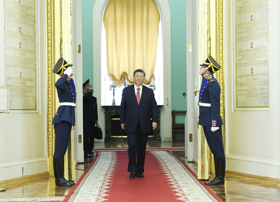 當地時間5月8日上午，俄羅斯總統普京同中國國家主席習近平在莫斯科克里姆林宮舉行會談。在莊嚴的迎賓曲中，習近平和普京分別從喬治大廳兩側沿紅地毯健步走到大廳中央。