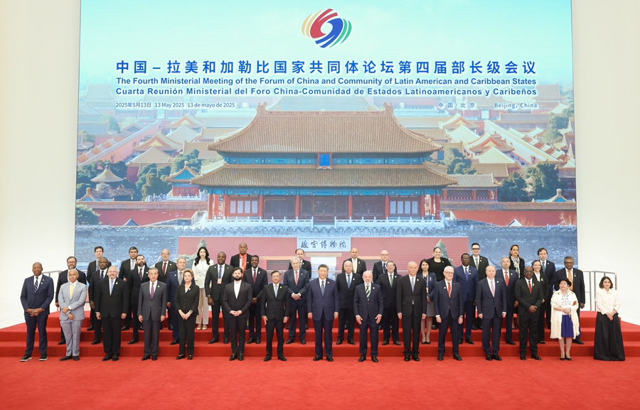5月13日上午，國家主席習近平在北京國家會議中心出席中國－拉美和加勒比國家共同體論壇第四屆部長級會議開幕式併發表主旨講話。這是習近平同與會嘉賓集體合影。