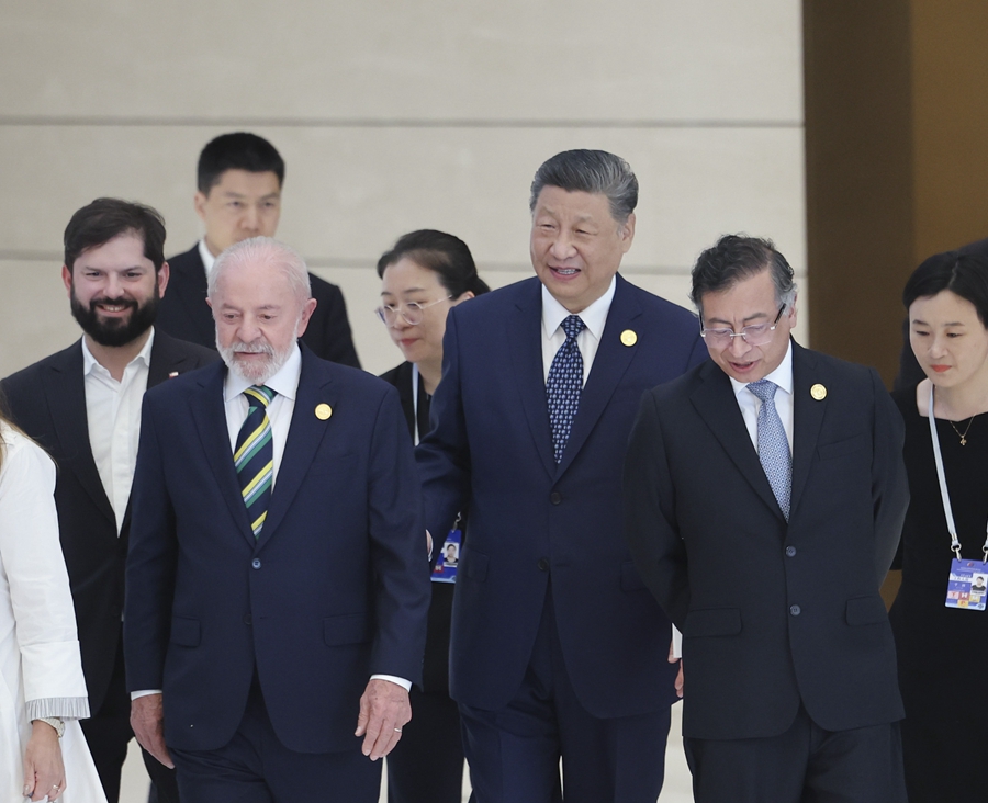 5月13日上午，國家主席習近平在北京國家會議中心出席中國－拉美和加勒比國家共同體論壇第四屆部長級會議開幕式併發表主旨講話。這是習近平同與會嘉賓出席開幕式。