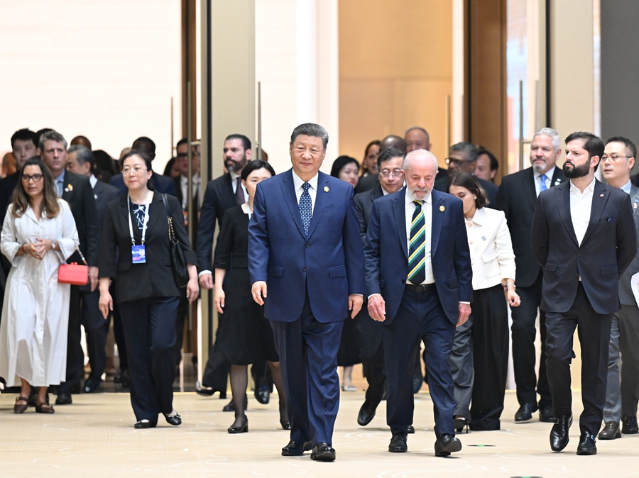 5月13日上午，國家主席習近平在北京國家會議中心出席中國－拉美和加勒比國家共同體論壇第四屆部長級會議開幕式併發表主旨講話。這是習近平同與會嘉賓出席開幕式。