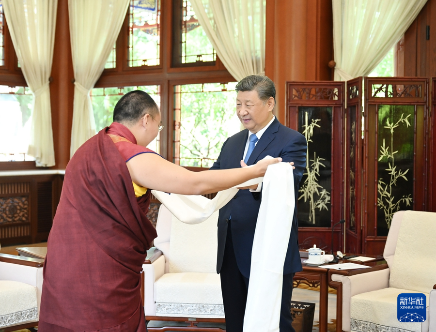 6月6日，中共中央總書記、國家主席、中央軍委主席習近平在北京中南海接受班禪額爾德尼·確吉傑布拜見。這是班禪向習近平敬獻哈達。